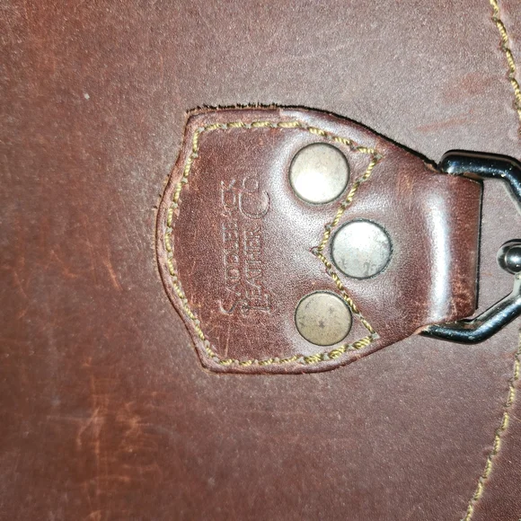 SaddlebackBrown Leather Messenger Bag with Classic Design unisex